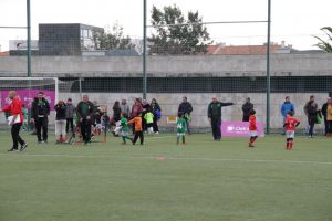 jogos de oeiras crianças a jogar futebol