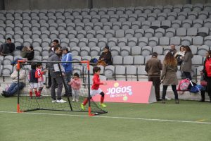 jogos de oeiras crianças a jogar futebol