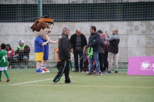 jogos de oeiras crianças a jogar futebol