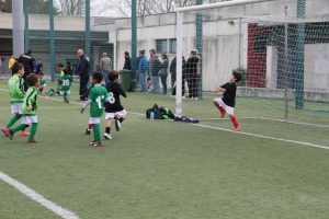 jogos de oeiras crianças a jogar futebol