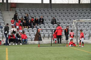 jogos de oeiras crianças a jogar futebol