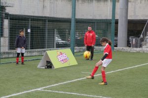 jogos de oeiras crianças a jogar futebol