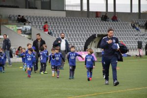 jogos de oeiras crianças a jogar futebol