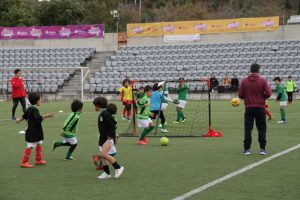 jogos de oeiras crianças a jogar futebol