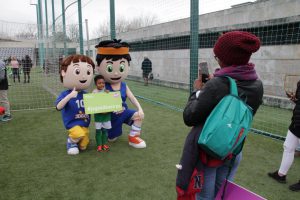 jogos de oeiras crianças a jogar futebol