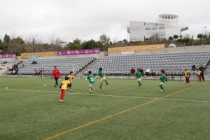 jogos de oeiras crianças a jogar futebol