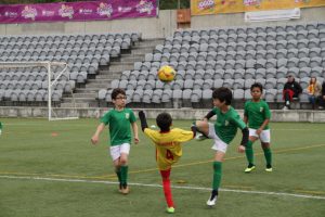 jogos de oeiras crianças a jogar futebol