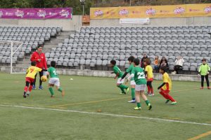 jogos de oeiras crianças a jogar futebol