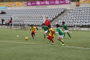 jogos de oeiras crianças a jogar futebol