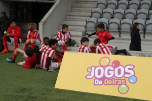 jogos de oeiras crianças a jogar futebol