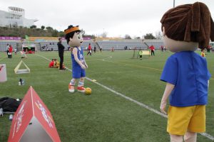 jogos de oeiras crianças a jogar futebol