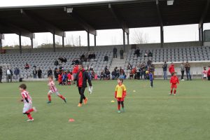 jogos de oeiras crianças a jogar futebol