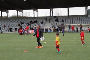 jogos de oeiras crianças a jogar futebol