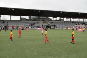 jogos de oeiras crianças a jogar futebol