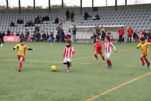 jogos de oeiras crianças a jogar futebol