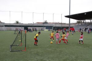 jogos de oeiras crianças a jogar futebol