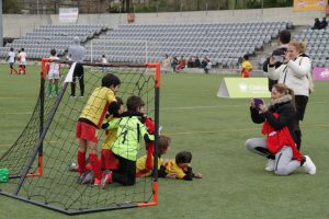 jogos de oeiras crianças a jogar futebol