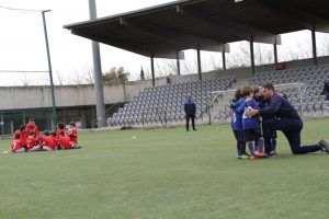 jogos de oeiras crianças a jogar futebol