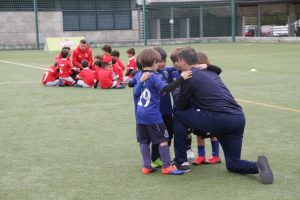 jogos de oeiras crianças a jogar futebol