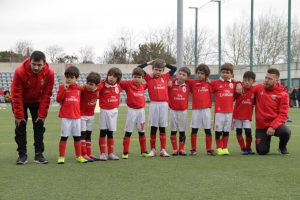 jogos de oeiras crianças a jogar futebol