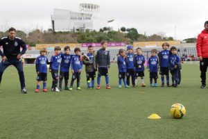 jogos de oeiras crianças a jogar futebol