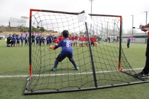 jogos de oeiras crianças a jogar futebol