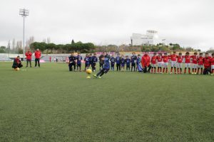 jogos de oeiras crianças a jogar futebol