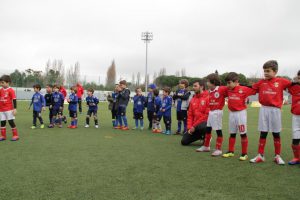 jogos de oeiras crianças a jogar futebol