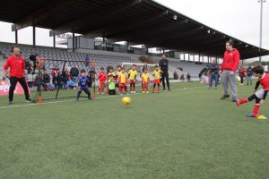 jogos de oeiras crianças a jogar futebol