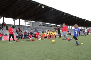 jogos de oeiras crianças a jogar futebol