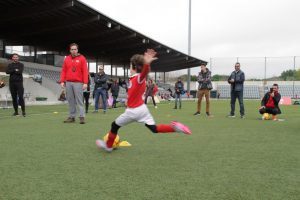 jogos de oeiras crianças a jogar futebol