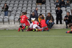 jogos de oeiras crianças a jogar futebol