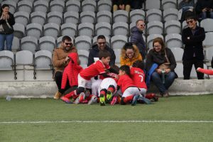 jogos de oeiras crianças a jogar futebol