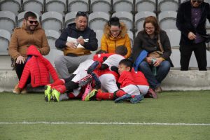 jogos de oeiras crianças a jogar futebol