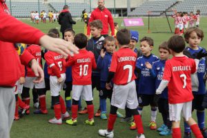 jogos de oeiras crianças a jogar futebol