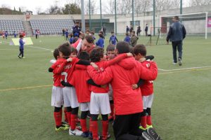 jogos de oeiras crianças a jogar futebol