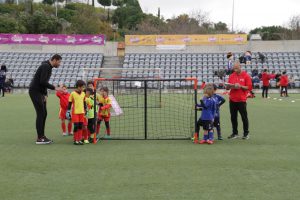 jogos de oeiras crianças a jogar futebol