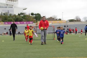 jogos de oeiras crianças a jogar futebol