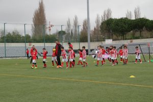 jogos de oeiras crianças a jogar futebol