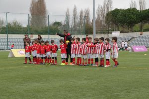 jogos de oeiras crianças a jogar futebol