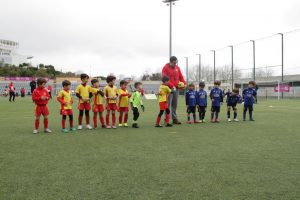 jogos de oeiras crianças a jogar futebol