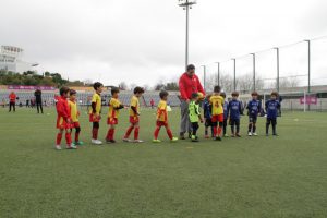 jogos de oeiras crianças a jogar futebol