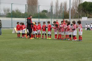 jogos de oeiras crianças a jogar futebol