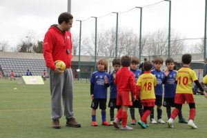 jogos de oeiras crianças a jogar futebol