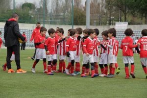 jogos de oeiras crianças a jogar futebol