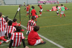 jogos de oeiras crianças a jogar futebol