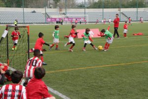 jogos de oeiras crianças a jogar futebol