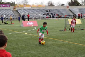 jogos de oeiras crianças a jogar futebol