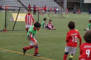 jogos de oeiras crianças a jogar futebol