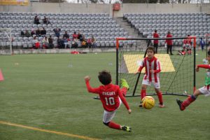 jogos de oeiras crianças a jogar futebol